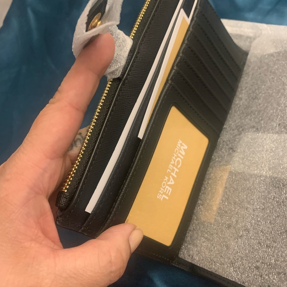 Michael Kors Jet Set Black Travel Wallet NWT - Picture 5 of 10